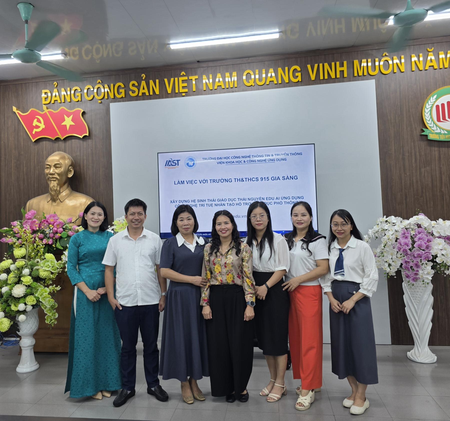 Đoàn công tác Viện Khoa học và Công nghệ ứng dụng làm việc với Ban Giám hiệu Trường Tiểu học và THCS 915 Gia Sàng.